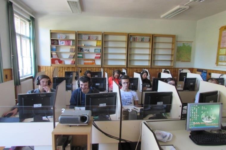 A nyelvi laborban A továbbtanulás sikeréhez a megbízható szaktárgyi tudáson kívül nagy mértékben hozzájárul az a tény, hogy a tanulók közel 80%-a hagyja el az iskolát C típusú középfokú vagy
