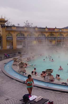 1909 1918 elkészül az épület és beindul a szezon A mai fürdő helyén az 1800-as években Zsigmondy Vilmos artézi kutat fúrt, mely 1246 méter mélységével a második legmélyebb Budapesten.