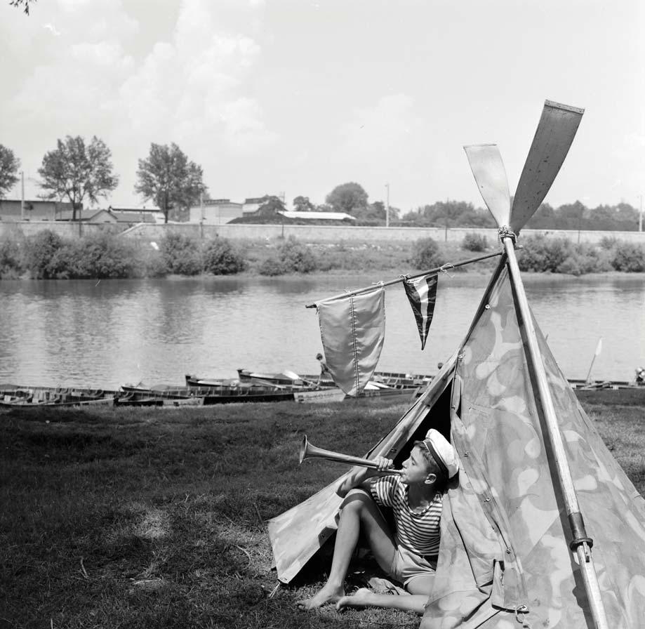 F FOTÓ F SZEVASZ, NYÁR! SZEVASZ, SZÜNIDŐ! Fotó: 1964., www.fortepan.