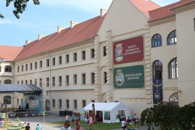 Nem véletlenül, hisz érkeztek a szülők, nagyszülők finom süteményei. Jókat lakmározhattunk, így nemcsak a szívünk, hanem a hasunk is megtelhetett.