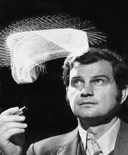 Charles Csuri a State University of Ohion, kezében fényceruzával, 1970 Charles Csuri at State University of Ohio, holding a light pencil, 1970 5 Charles Csuri, correspondence with the author, 2012