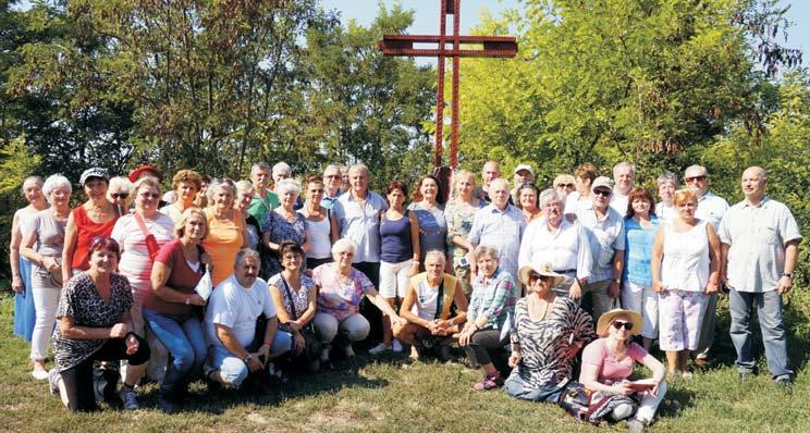 KITÜNTETÉS Az Összefogás a Magyarságért Díj kitüntetettjei: Tolnai Mari és Klein Károly Egyikük mindig a reflektorfényben szerepel, másikuk pedig teljesen a háttérben húzódik meg, mégis mindkettõjük