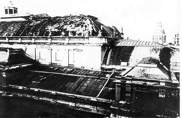 3. SZÁMÚ KÉP: Az Opera tetőrésze a tűz eloltása után [32] 1952. Június 21-én 22.50-kor tűz ütött ki a fővárosi Operaházban.