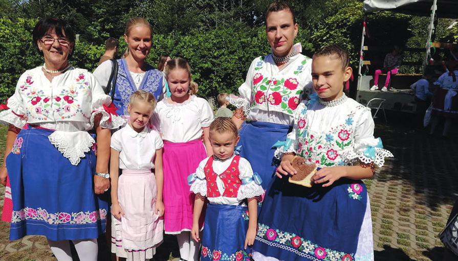 Klenován a Szivárvány Óvoda előtt hatalmas tömeg várta a vendégsereget, együtt táncolt szülő, gyerek, felvonuló, olyan jó volt a hangulat. A Megerősítők Egyesület a nyaralói benzinkútnál fogadta őket.