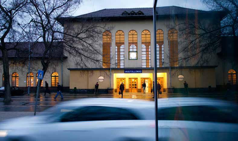 KÖZLEKEDÉS 15 Nem örülnek a kecskemétiek az új vasúti menetrendnek Megjelent az új vasúti menetrend, amely szerint december 15-étől a városunkat érintő 32 járatból négy InterCity nem áll majd meg