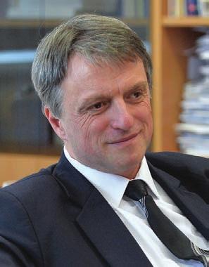 megközelítésbe helyezve a nemzet és a család hagyományos közösségépítő szerepét.