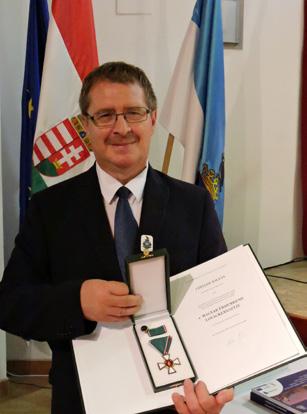 Az édesanya jelentős szerepet töltött be az egyházközség életében, a jótékony cselekedetek asszonyának nevezték, mivel a nála szegényebbek megsegítését mindig kötelességének tartotta.