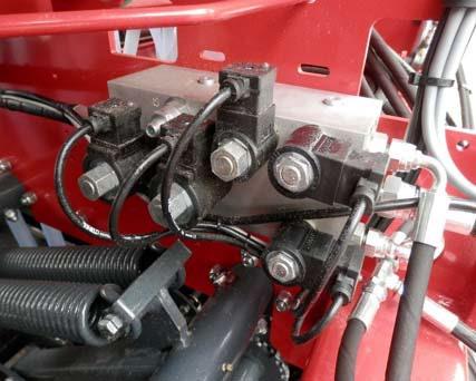 A vetőgép mindig a legfelső helyzetben van a traktor hidraulika szelep állásától függetlenül.