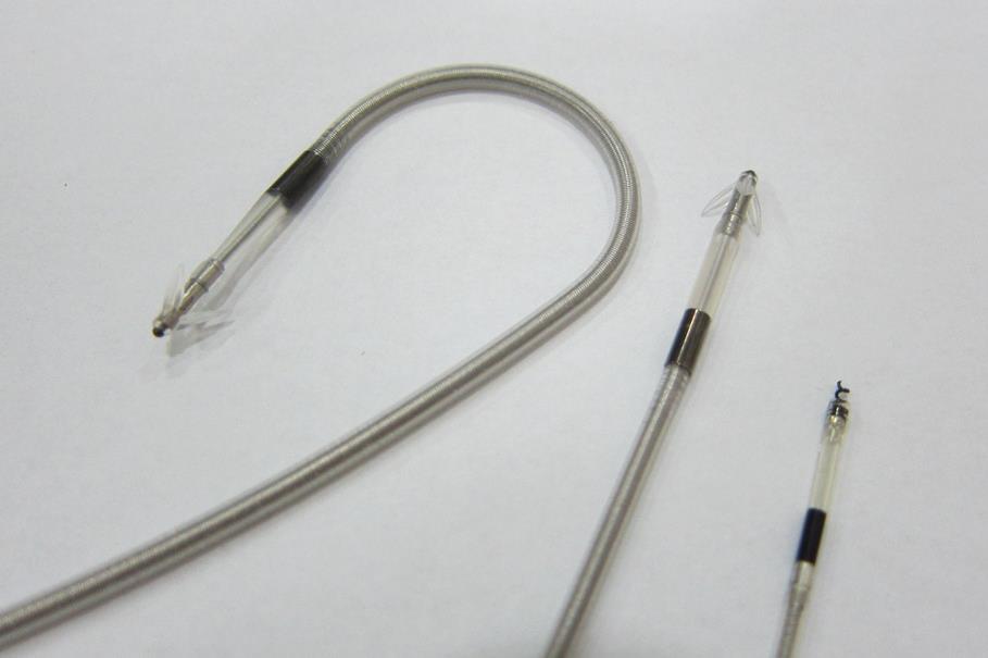 A fenti képen passzív fixációs kamrai és pitvari elektródák, valamint egy aktív
