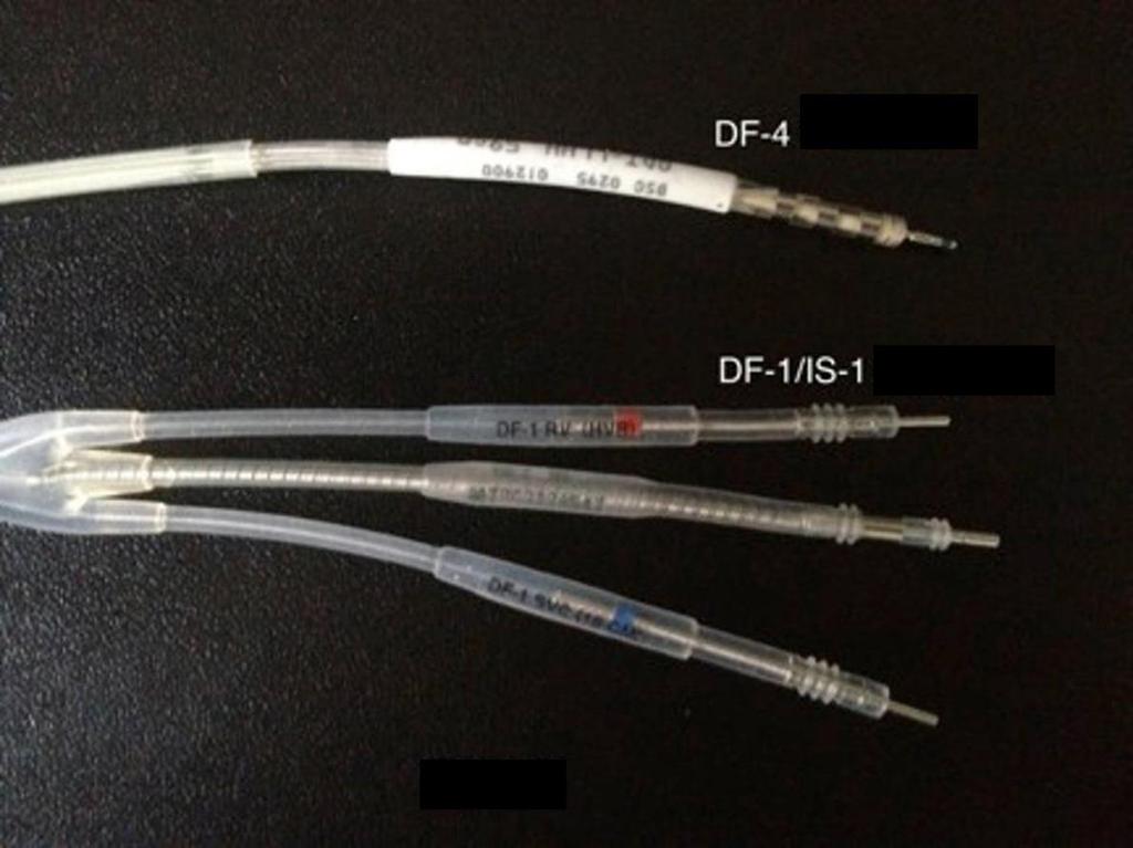 14. ábra: DF1 és DF4 standard. A képen felül az új DF4 standard csatlakozó. Alul az elektróda proximalis vége 3 csatlakozóban végződik.