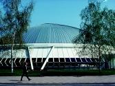 Információs központ épülete a hannoveri vásár területén, Hannover (D) 12. ábra: Egy szokatlan megjelenésű tetőfelület, amely gépi ívesítésű konkáv lemezsávokkal készült (r = 5 m).