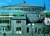 hullámosodás-mentesen fektethetők (11. ábra). Az ennél kisebb sugarú lemezsávokat azonban ívesíteni kell. Előprofilozott lemezsávokat r 0,6 m sugárig Schlebach RBM ívesítő géppel lehet megívesíteni.
