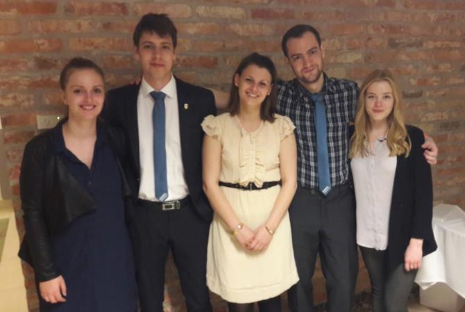 megbirkózniuk. A Gundel Károly Gazdaságtudományi Szakkollégiumot Baranyai Zsófia, Grósz Anett és Katzenbach Anett a DrinksOnUs nevű csapattal képviselték, és a legjobb 10 csapat közé jutottak.