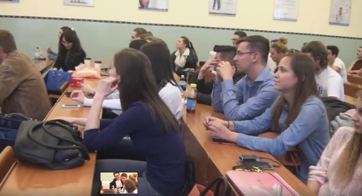 Többek között ellátogattak az Audi gyárba, városnéző kisvonatozás során megismerték Győr városát, este a Dumaszínházból jól ismert Bellus István szórakoztatta a résztvevőket.