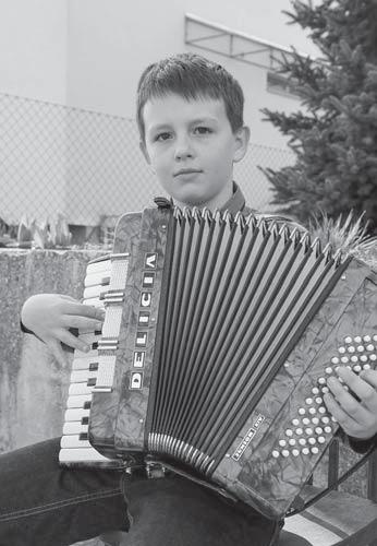 Z VAŠICH DOPISŮ Co vám mohu slíbit... Nadějný muzikant z Kvapilky Na naší ulici máme mimořádně hudebně nadaného desetiletého chlapce Filipa STUDENKU.