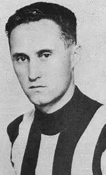 Pályafutása során a meggypiroson kívül két csapat mezét viselte, 1926-tól 1933-ig a Pestújhelyi SC, 1933-tól 1946-ig az Újpest FC-ét, akikkel négyszeres bajnok és Közép-Európa Kupa győztes lett.