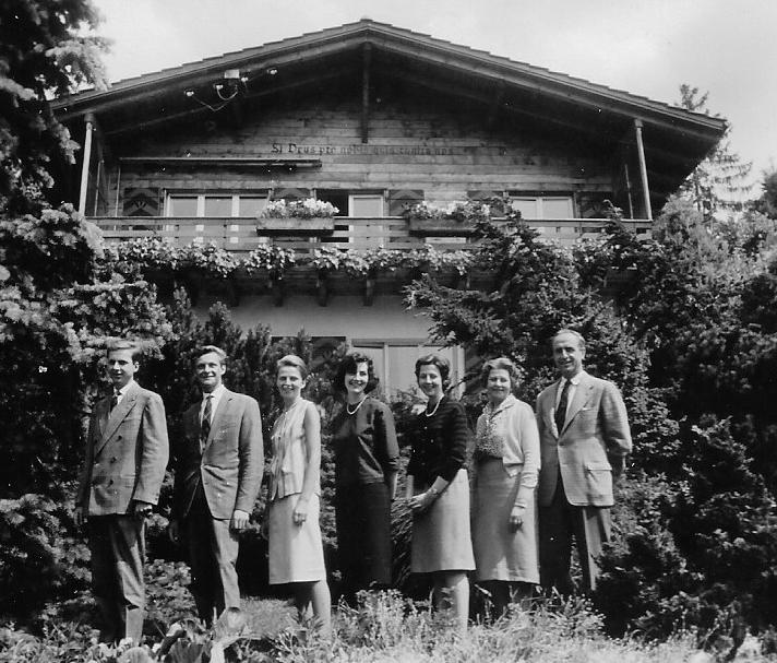412 KEMÉNYFI RÓBERT 10. ábra. A Széchenyi család a svájci házuk előtt, 1962.