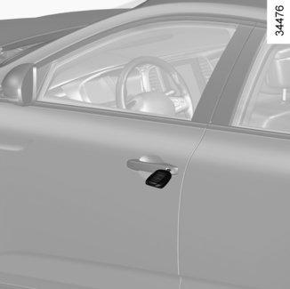 AJTÓZÁRAK NYITÁSA, ZÁRÁSA (1/3) Esetek, amikor a távirányító vagy gépkocsitól függően a RENAULT kártya nem működik Bizonyos esetekben a rádiófrekvenciás távirányító vagy a RENAULT kártya nem működik: