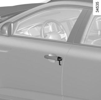 A RENAULT kártya beépített kulcsának használata Helyezze be a(z) 3 kulcs végét a(z) 5 nyílásba a bal oldali ajtó A fedele alatt.