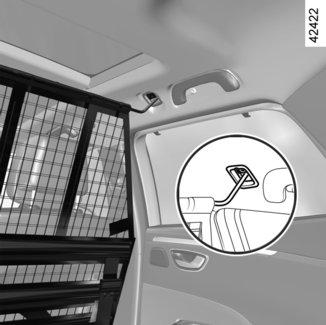 Az elválasztóháló elhelyezése az első ülések mögött A gépkocsi belsejében mindkét oldalon: emelje fel a fedelet 1, hogy
