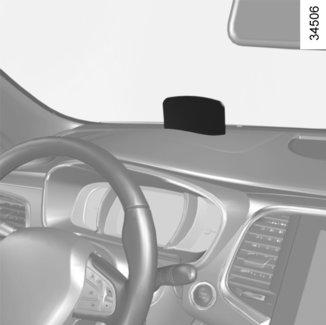 KIJELZŐK ÉS JELZÉSEK (3/4) 8 Módosíthat bizonyos beállításokat a multimédia képernyőn: járó motornál lépjen be a System, Kijelző menübe, majd ide: Head-up kijelző.
