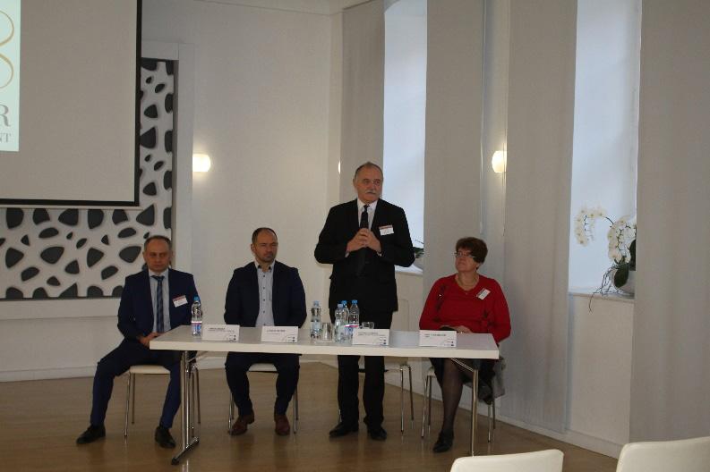 állomásait mutatta be, majd pedig korunk legaktuálisabb műszaki, informatikai, számítástudományi területébe adott betekintést a felhő alapú technológia, a rendszerelmélet és az ipar 4.