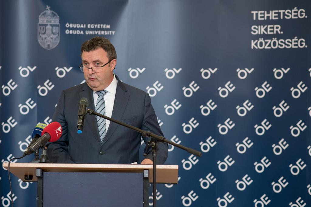 képes műszaki tudást tudtak biztosítani az intézményben. Kiemelte: a kormány elszánt az egyetemek fejlesztése, ha szükséges, jobbá szervezése és innovációja mellett is. Mint mondta, amikor 2010.