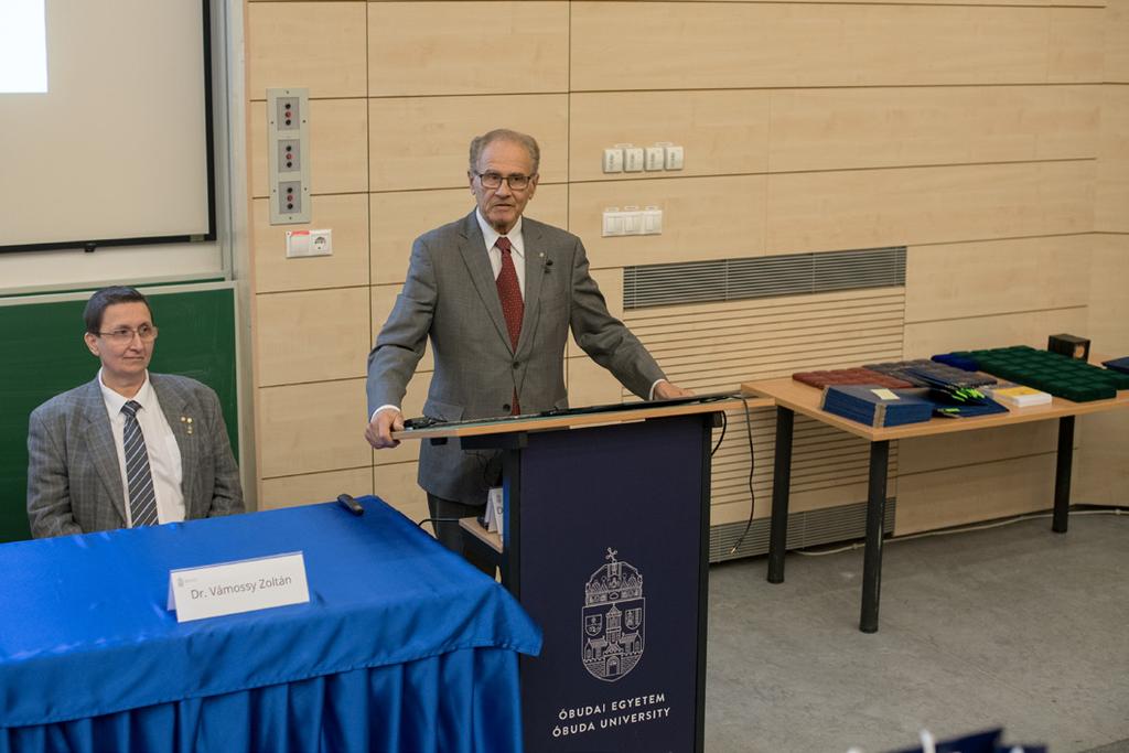 Utalt arra is, hogy Intézményünk egyetemi szintű együttműködést kötött a Tehetség Menedzsment Alapítvánnyal, a tehetséges hallgatók itthon maradásáért, egyúttal külön gondot fordít a határon túli