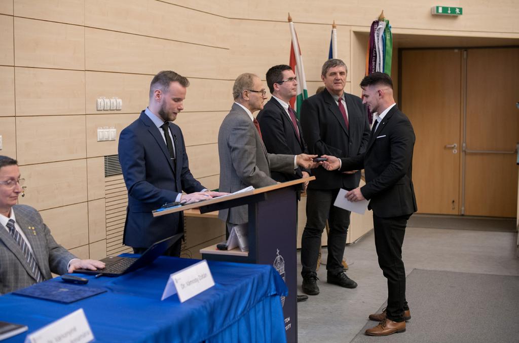 val külön-külön foglalkoznak, hanem két-három fős csoportok közösen vesznek részt egy kutatási témában, és így egymást is erősítve még értékesebb, sikerrel inkább kecsegtető eredményt érnek el.