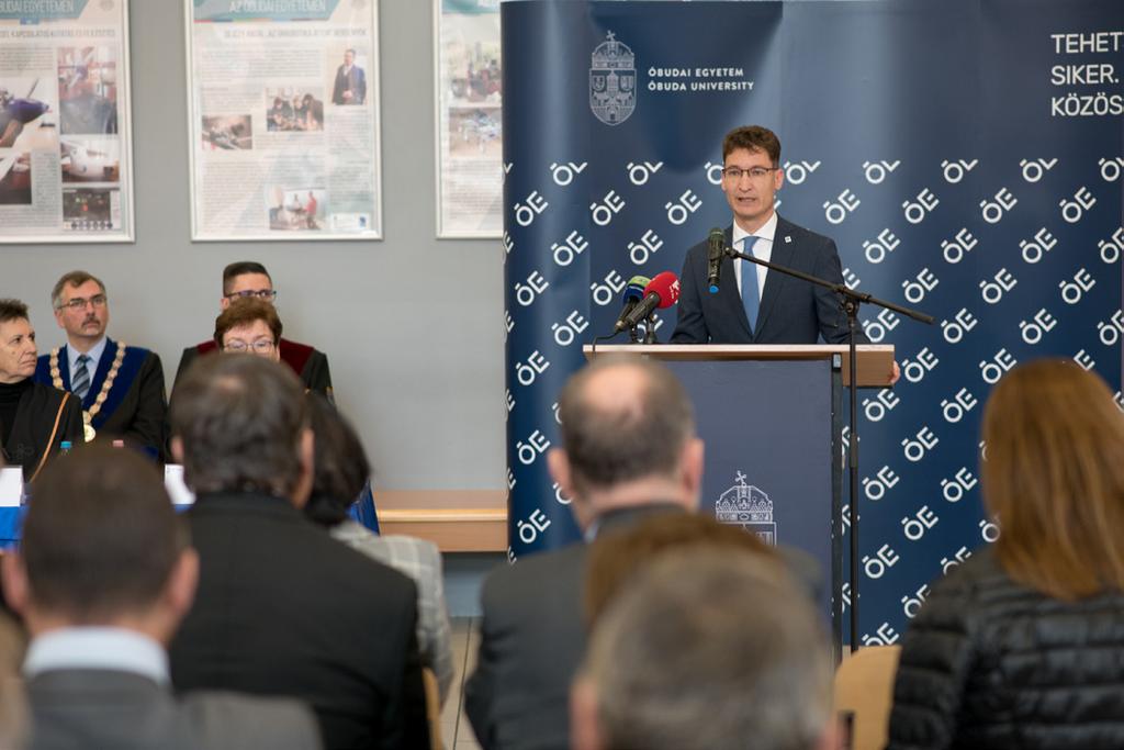 felsorolása mellett azt hangsúlyozta: a fénysebességgel változó műszaki világban az intézménynek is helyt kell állnia, meg kell felelnie a kor kihívásainak.