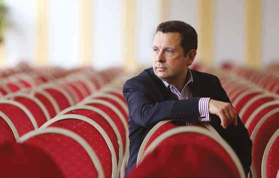 Ha jól veszem ki a szavaiból, ön szeret kockáztatni. Ezt miből gondolja? A kávé sztoriból. Volt valamije, amit szeretett, ismert, jól érezte magát benne; ez volt a kávé cukorral.
