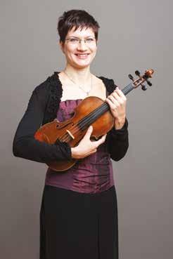 Harsányi Elina koncertmester 2006 óta tagja zenekarunknak. Kedvenc zeneszerzői Bach és Bartók. A zenekar szavazatai alapján elnyerte az évad zenekari muzsikusa 2013-14 címet.