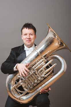 Kovács Péter tuba 2001 óta tagja zenekarunknak. A BDZ-n kívül zenél a Modern Art Ochestrában (big band zenét és modern jazzt játszanak), illetve a Papajazz formációban (tradicionális jazzt játszanak).