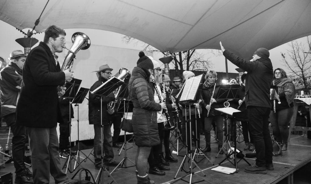 közönség. A civil házban minden adventi hétvégén Krégár Hajnalka festőművész, grafkus vezetésével szebbnél szebb ajándékokat készíthettek a vállalkozó kedvűek.