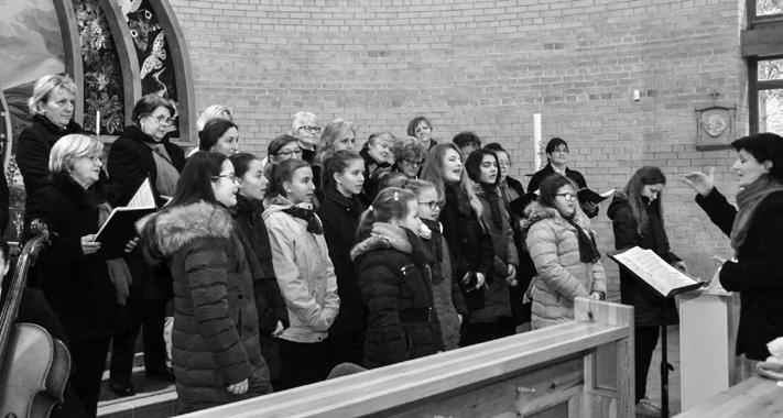 Az első adventi gyertyát Kovács Szabolcs, a Zalakarosi Turisztikai Egyesület ügyveztője gyújtotta meg. A Mikulás a városban élő kisgyermekeket is megajándékozta.