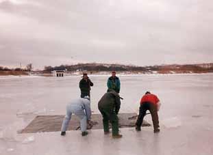 Halmentés-lékelés Pátkán-1998. Ma is megoszlanak a vélemények a tározók teljes leürítésével kapcsolatosan, több éven keresztül üresen álltak, a horgászok szomorúságára.