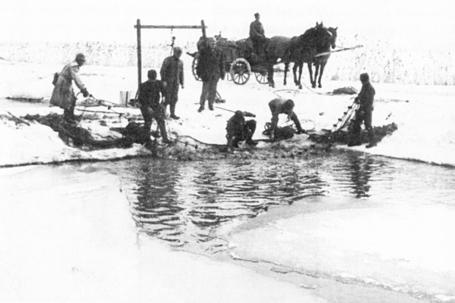 Halastóépítés az 1960-as években Pusztaegresen nyílt rendelet szerint csak bizonyos Szazsin alezredes írásos engedélyével vihették volna el.