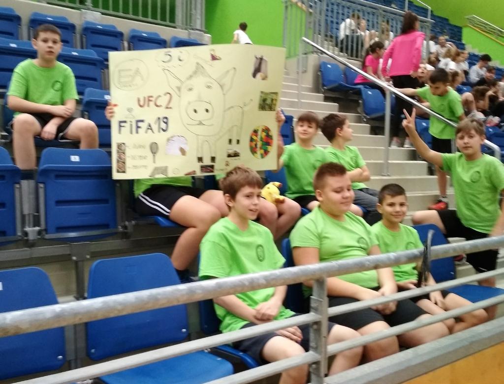 Végül elkészültek a kreatív osztályzászlók, melyeket a tanulók a szurkoláshoz használhattak fel a sportfeladatokon.
