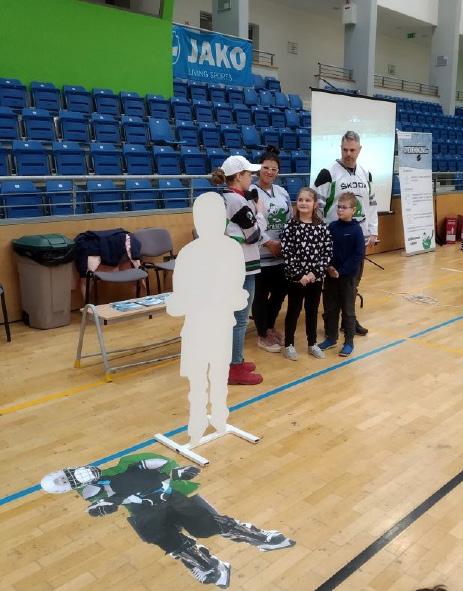 Itt Kiss Andrea és Horváth András Balu válogatott jégkorongozók élménybeszámolói alapján ismerhették meg a sportág szépségeit és nehézségeit.