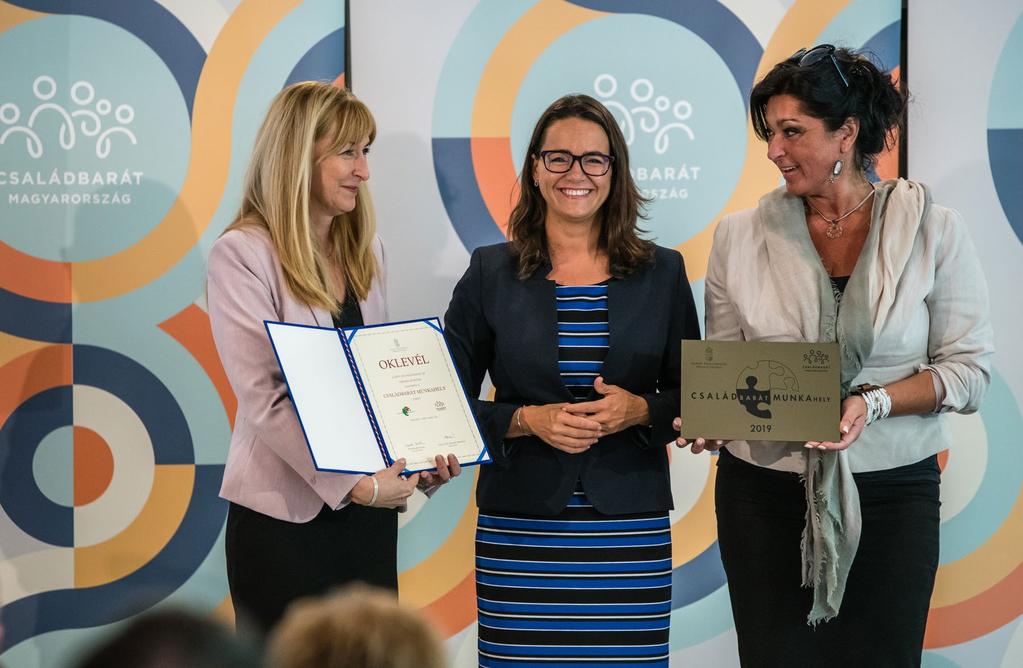 Ismét Családbarát Munkahely díjat kapott az Óbudai Egyetem Az Óbudai Egyetem harmadik alkalommal vehette át a Családbarát Munkahely díjat és a 2.000.