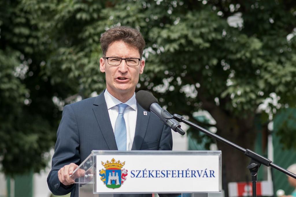 az Óbudai Egyetem kutatási és nemzetközi rektorhelyettese köszöntötte az egybegyűlteket.