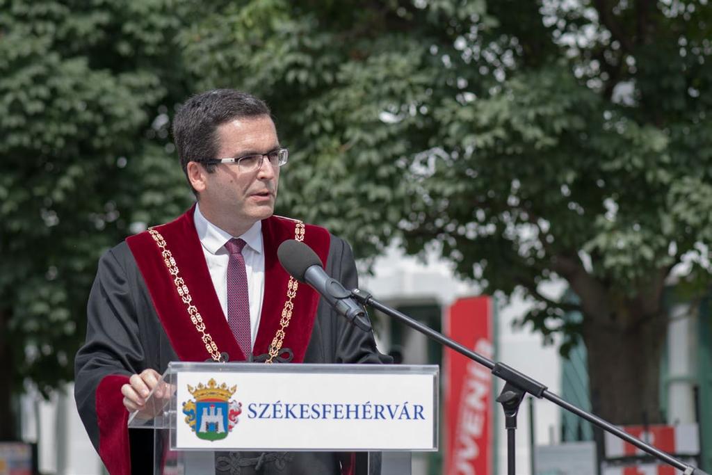 sadalom jövője szempontjából az új technológiák megjelenése együtt kell, hogy járjon a gyorsan változó feladatokra, tevékenységekre való felkészítéssel is.