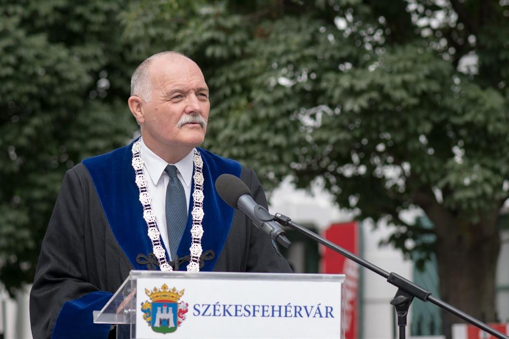 napjától az Óbudai Egyetem új rektora, ünnepi beszédében megjegyezte, hogy bár az egyetemi működés szempontjából fontos a felvételi létszám, a kibocsátott hallgatók létszáma, de az intézmény életének