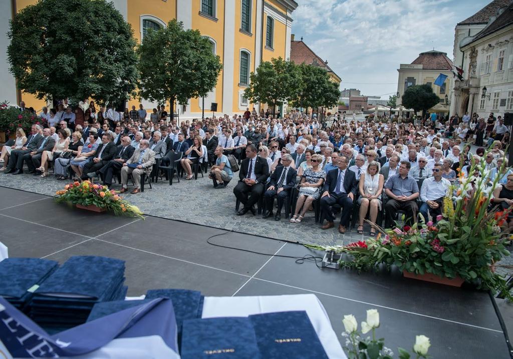 A duális képzésekkel kapcsolatban kiemelte: Négy év elteltével több, mint 140 hallgató tanul ebben a rendszerben ami a kollégák áldozatos munkájának, a hallgatók tevékenységének, illetve a város és