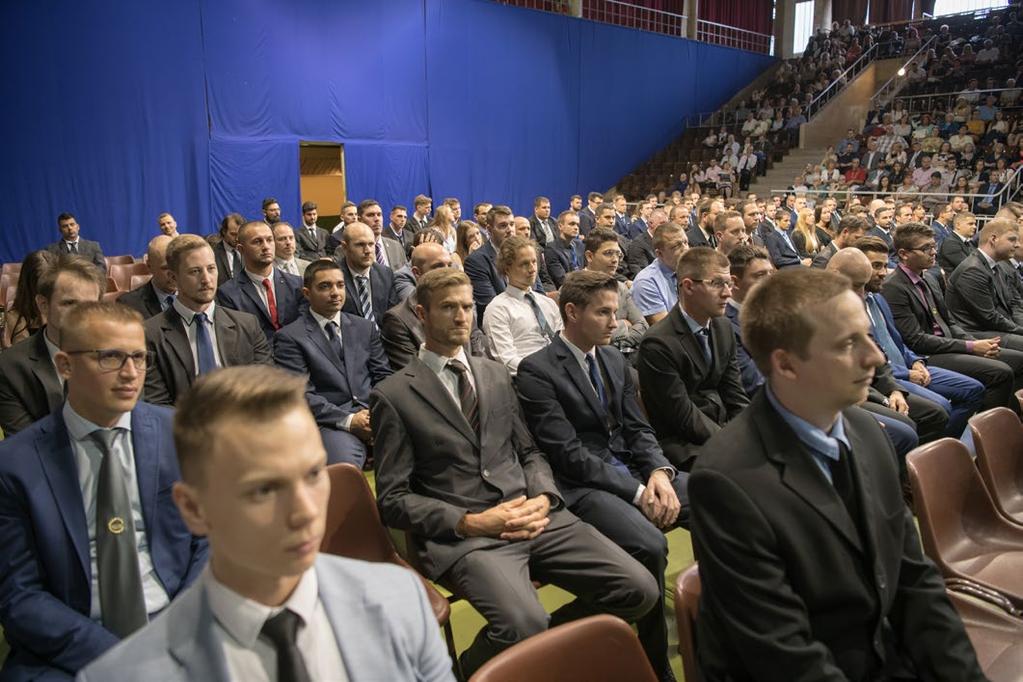 ösztöndíj, Köztársasági Ösztöndíj). Tanulmányai alatt közel kétéves kutatómunkát végzett anyagtudomány modellezés területén.