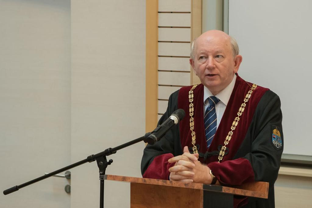A fő termelési profilt a nagy tömegű papíralapú csomagolóanyag-gyártása, ezen belül az igényes minőségű hajlított falú kartondobozok, íves- és tekercses címkék gyártása jelenti.