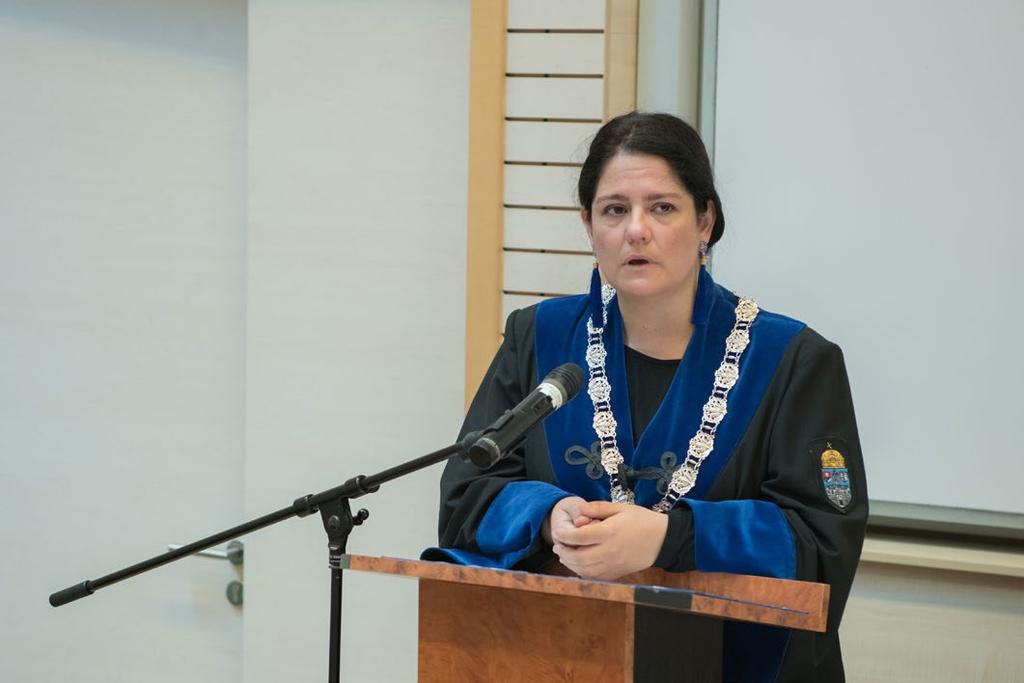 versenyt az új kihívásokkal, és megállják helyüket a munka világában. Dr. habil. Lazányi Kornélia, a Kar dékánja két dolgot emelt ki ünnepi beszédében: az egyik, hogy a tanulás befektetés.