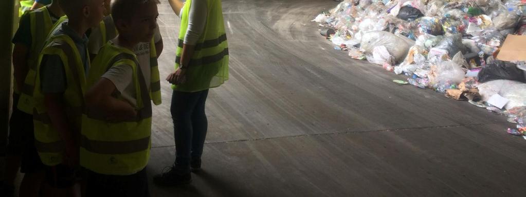 Műanyag üvegekből ügyességi játékot készíthettünk. Az iskolában tovább folyt az ezzel kapcsolatos munka. Az újrahasználható anyagokat elkezdtük gyűjteni.