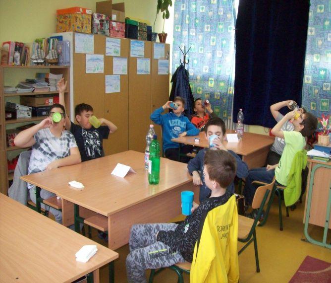 3. a osztály Március 18-án hétfőn projekt napot tartottunk. Az egész napot a VÍZ témakör köré szerveztük.