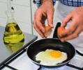 A betegség tünetei hasmenés, fogyás, puffadás, gyengeség, fáradékonyság, erősen viszkető kiütés a váll, fenék, fejbőr, térd, könyök területén. Kezelése a teljes gluténmentes étrenddel oldható meg.